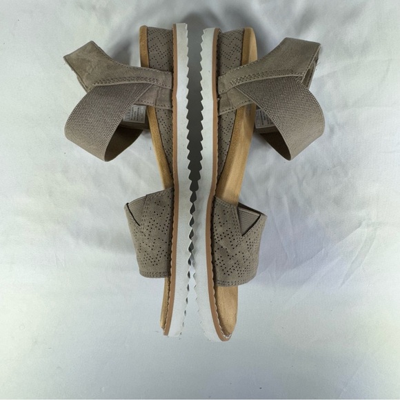 BOBS by Skechers Women's Desert Kiss-Stretch Quarter Strap Sandal Flat - Taupe - Picture 3 of 8